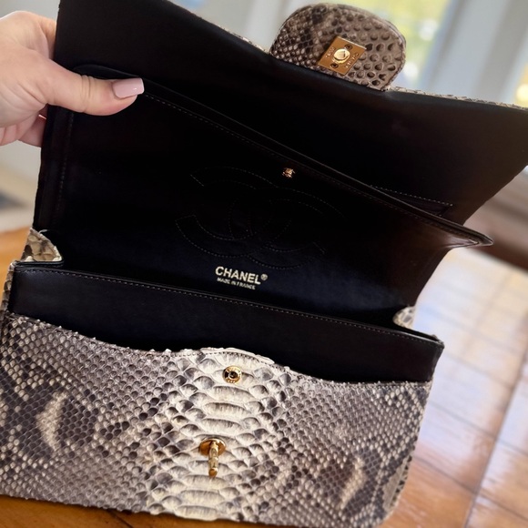 CHANEL Python Patterned Shoulder Bag in Black and Cream - Picture 5 of 6